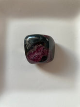 Charger l&#39;image dans la galerie, Eudyalite - pierre roulée unique- Taille S (2 sur 2 cm) - Qualité Extra
