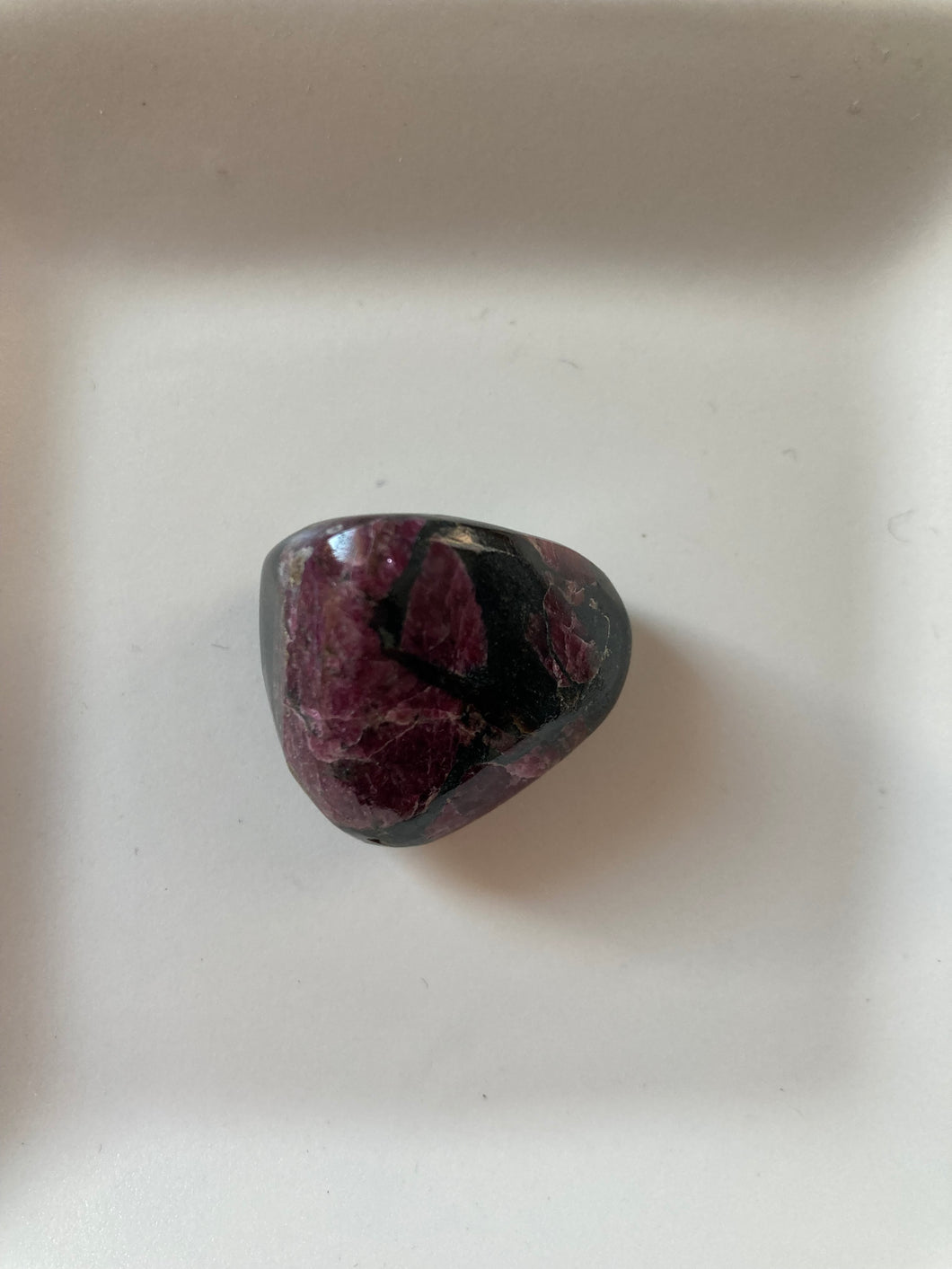 Eudyalite - pierre roulée unique- Taille S (2 sur 2 cm) - Qualité Extra