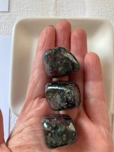 Charger l&#39;image dans la galerie, Eudyalite - pierres roulées - Taille S (2 sur 2 cm) - Qualité AAA
