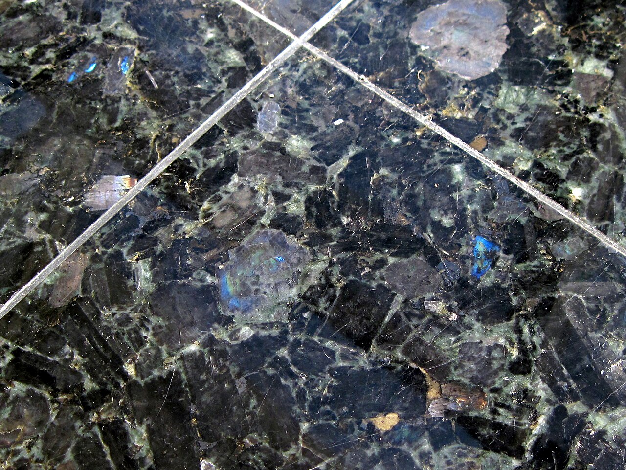 Labradorite : vertus, signification et utilisation en lithothérapie